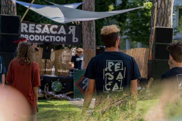 Le t shirt Resaca vu de dos, porté par un aficionado en pleines Groovy Siestas, c'est open air house au Parc du Verney à Chambéry que nous affectionnons tant